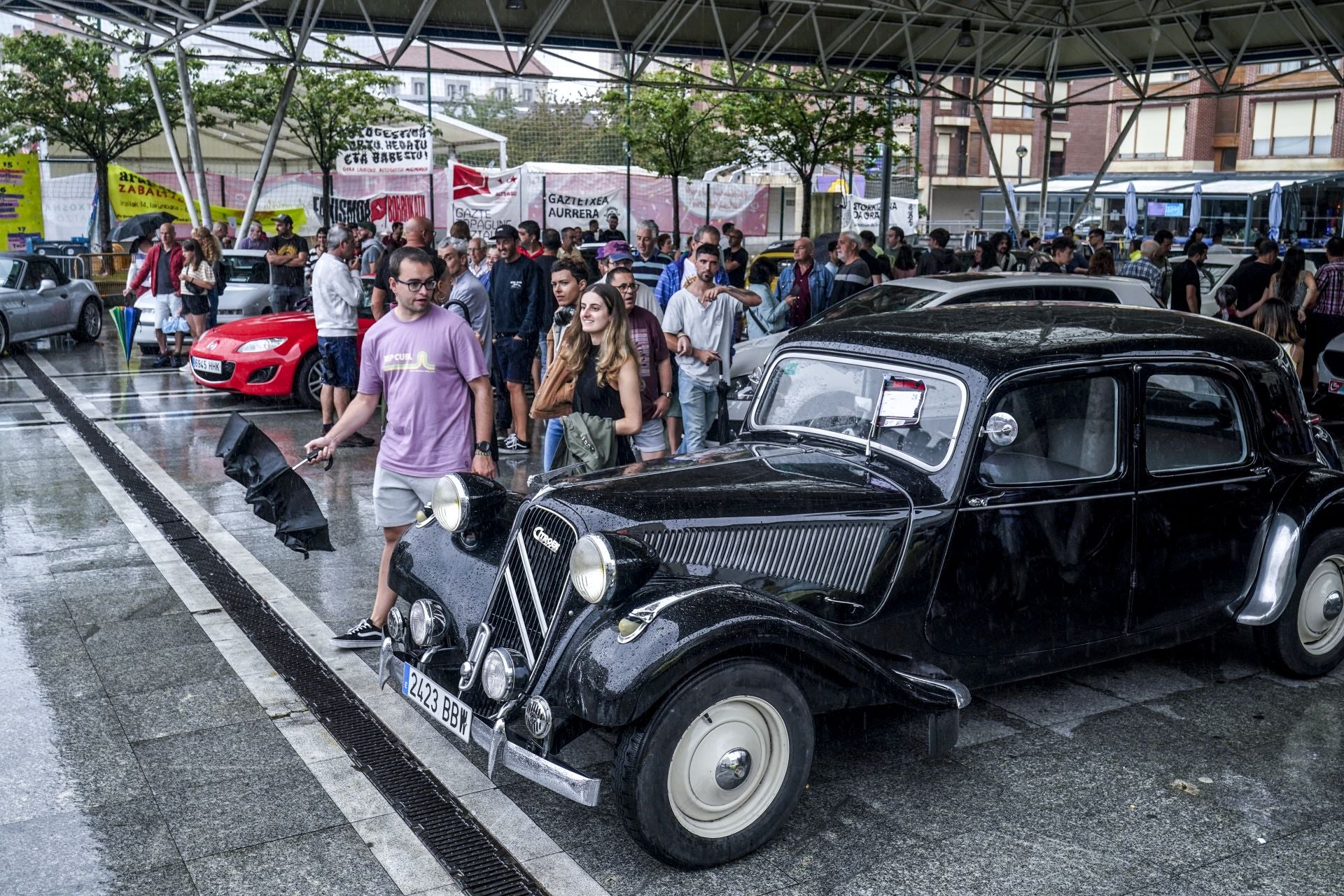 Concentración de coches clásicos en Llodio para despedir las fiestas