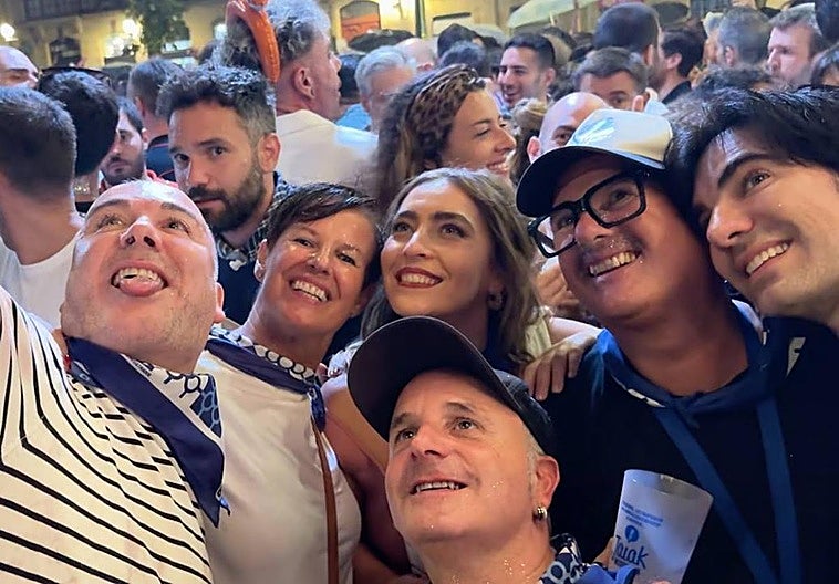 La lluvia no apaga la fiesta: las txosnas estallan de alegría la primera noche de Aste Nagusia.