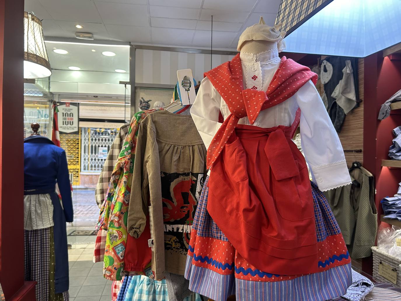 La tienda de Bilbao que lleva 126 años vistiendo de arrantzale y baserritarra a los bilbaínos