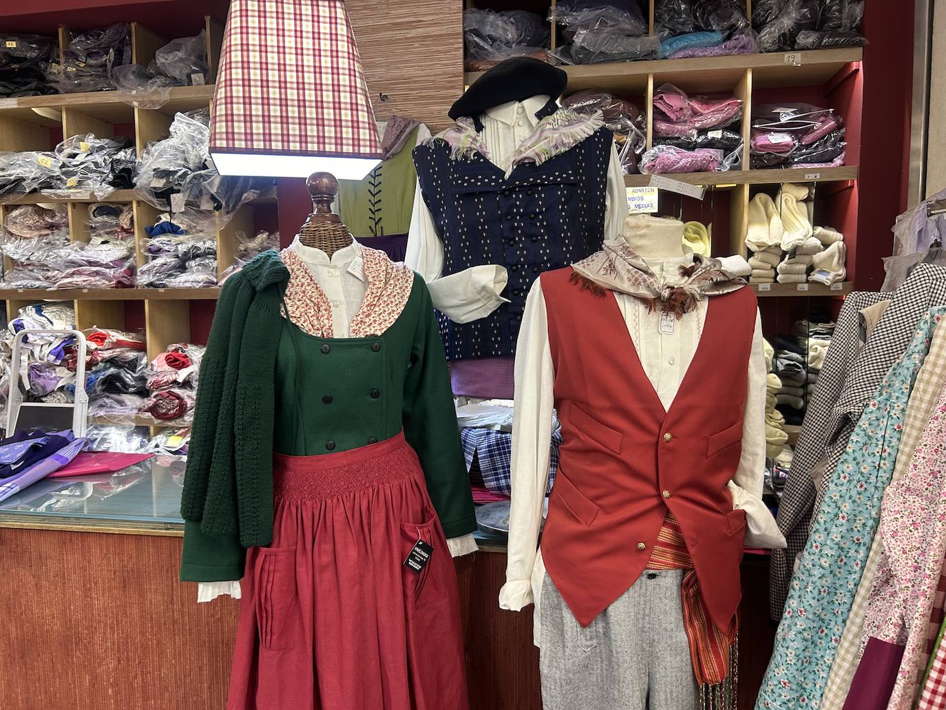 La tienda de Bilbao que lleva 126 años vistiendo de arrantzale y baserritarra a los bilbaínos