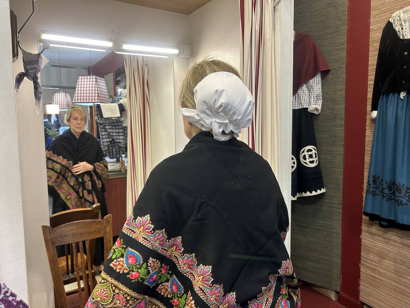 La tienda de Bilbao que lleva 126 años vistiendo de arrantzale y baserritarra a los bilbaínos