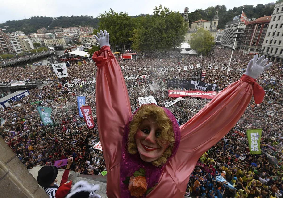 Marijaia en el balcón del Arriaga.