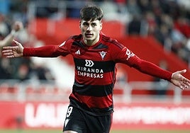 Carlos Martín celebra uno de sus goles con el Mirandés.