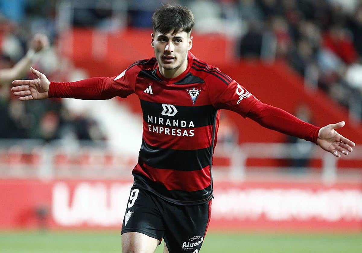 Carlos Martín celebra uno de sus goles con el Mirandés.