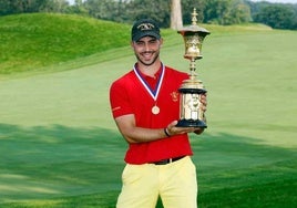 Josele Ballester posa sonriente con el trofeo de campeón del US Open Amateur.