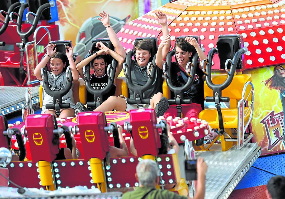 Un grupo de amigos disfruta de las atracciones del parque.