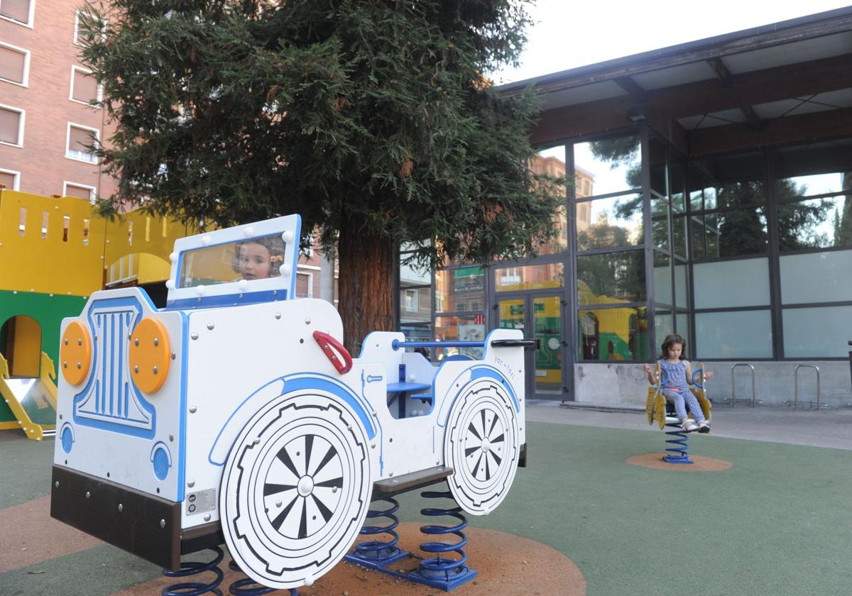 El parque de juegos de la estación de Los Herrán cierra durante la obra del aparcamiento de bicis