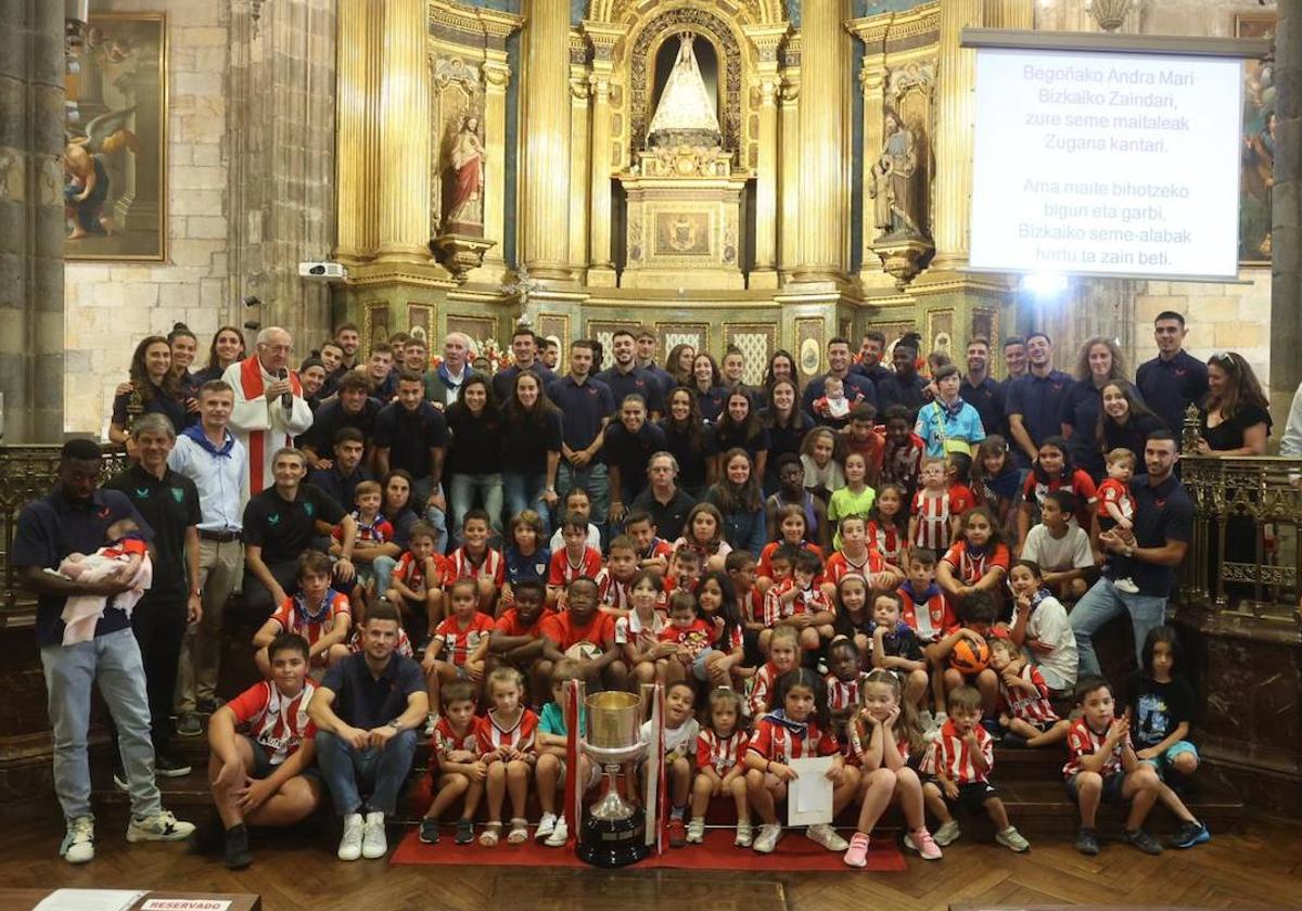 Las plantillas masculina y femenina posaron con la Copa y numerosos pequeños aficionados.