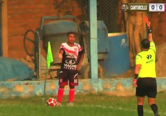 La tarjeta roja más insólita: echan a un jugador por orinar en pleno partido