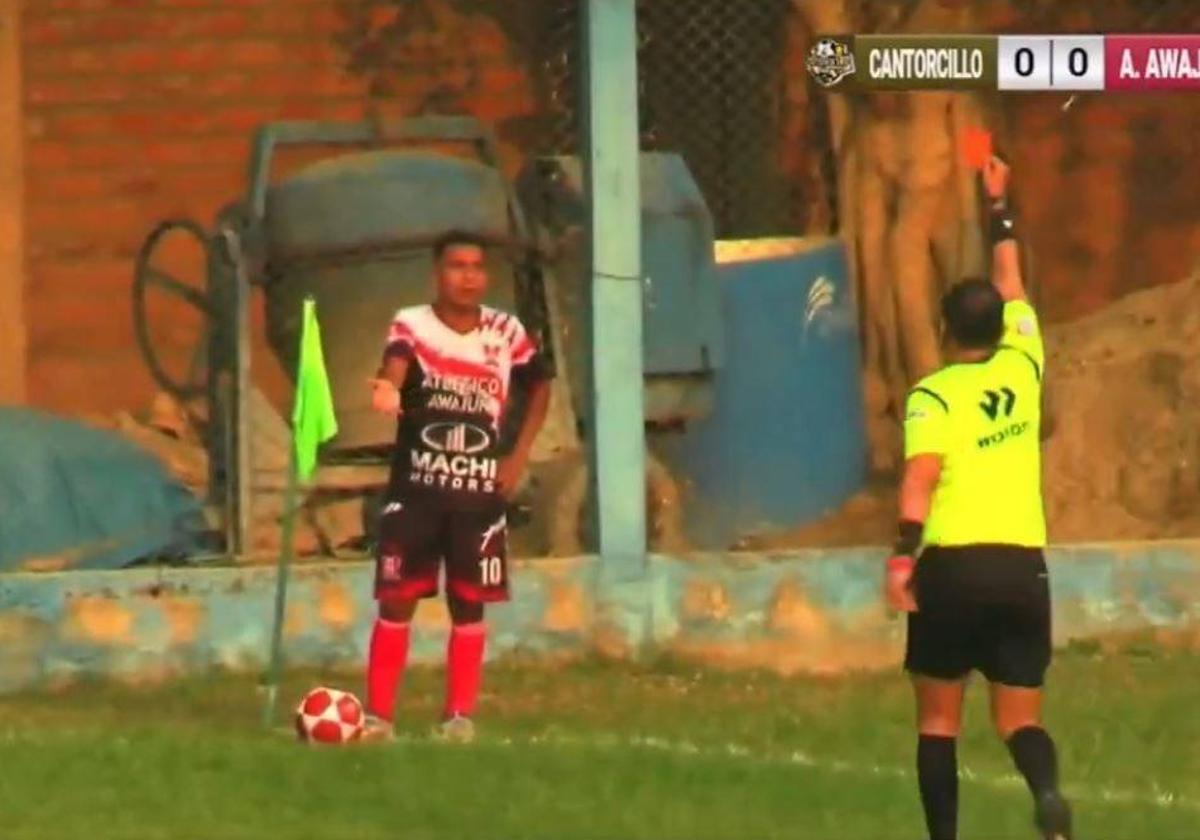 La tarjeta roja más insólita: echan a un jugador por orinar en pleno partido