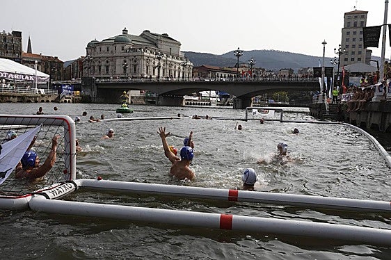 La ría se convierte en un campo de waterpolo