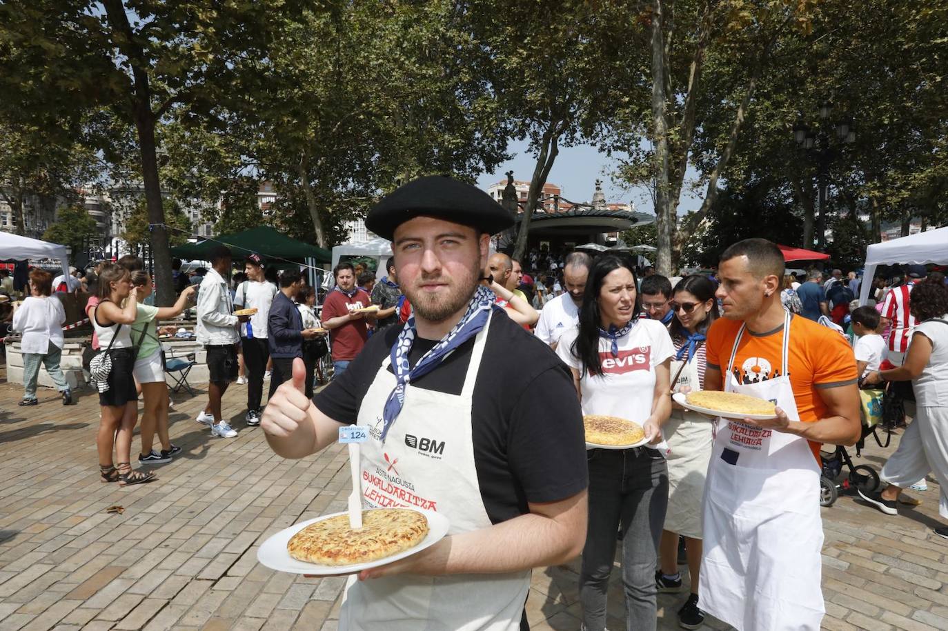 Concurso de tortillas en el Arenal durante la Aste Nagusia 2024.