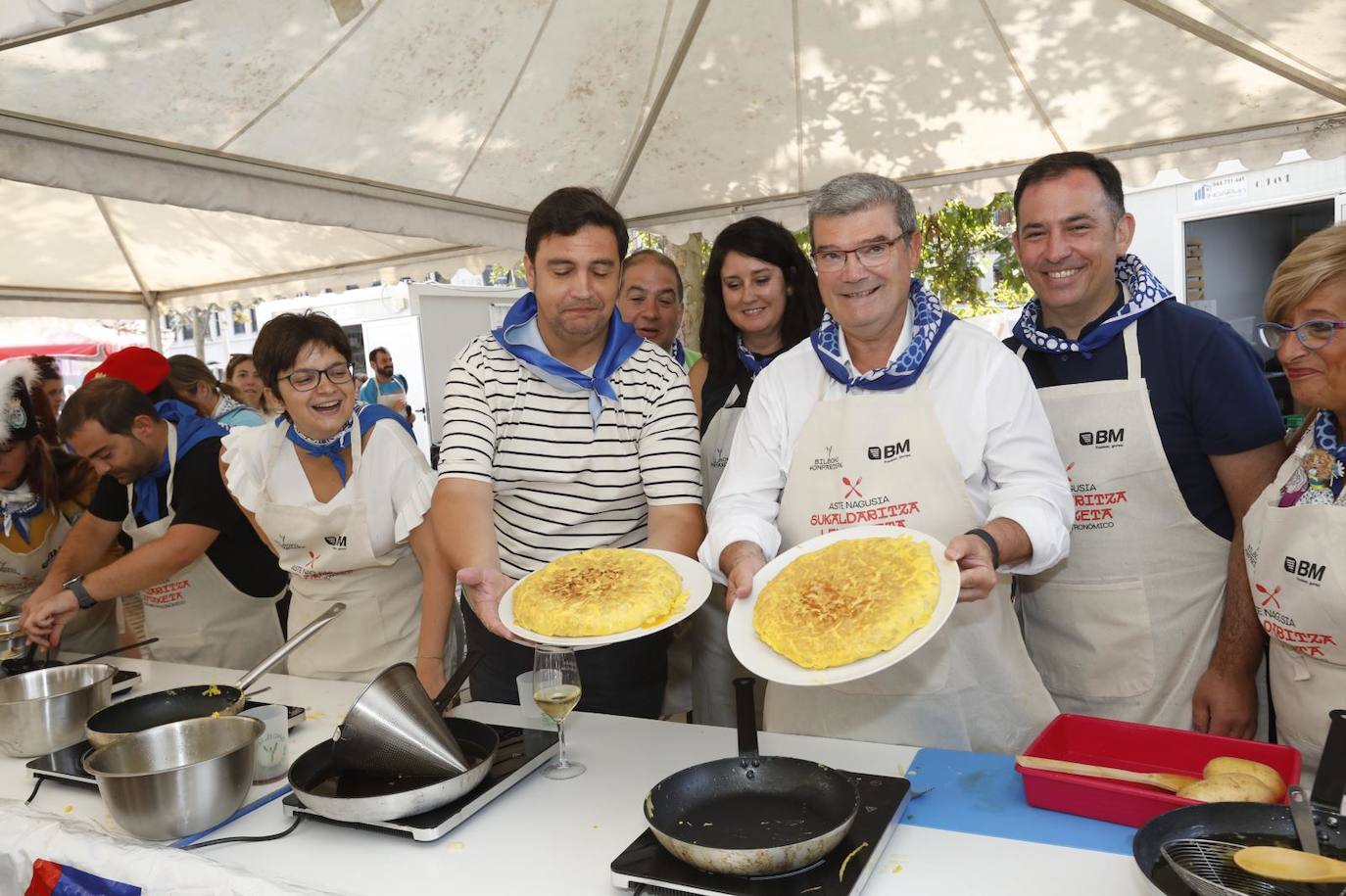 Concurso de tortillas en el Arenal durante la Aste Nagusia 2024.