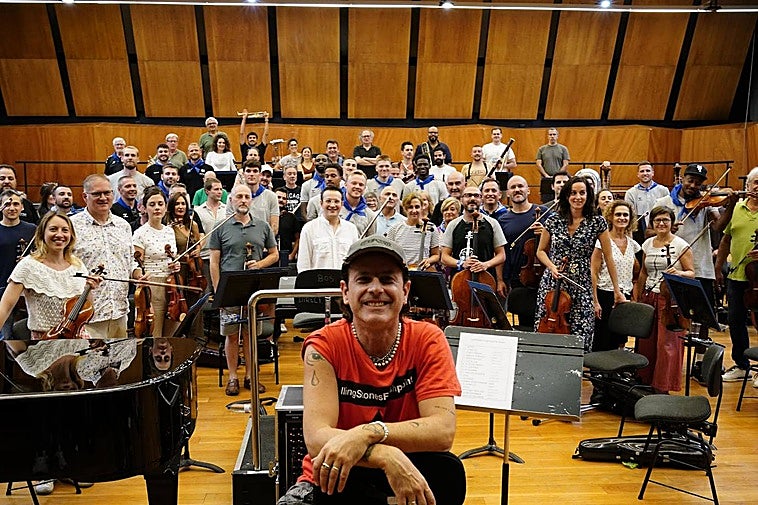 Coti, en primer plano, con los músicos de la BOS, los miembros del Bilbao Basket y los ediles Itziar Urtasun y Asier Abaunza.