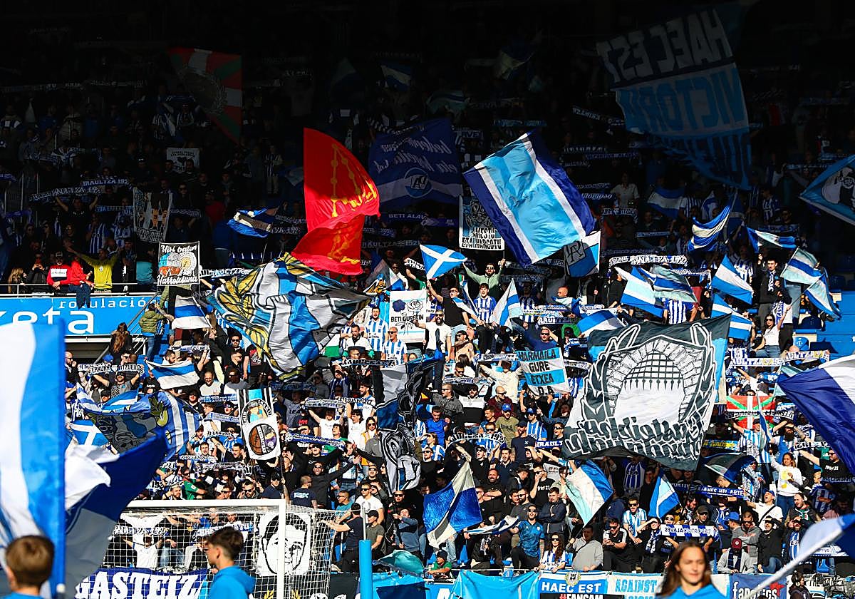 Afición del Alavés durante uno de sus partidos en Mendizorroza.