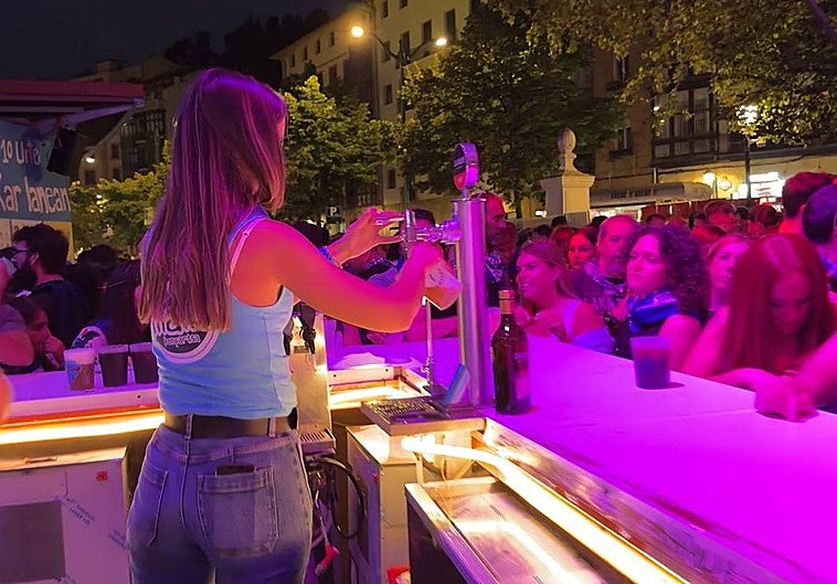 Así se vive una noche de fiesta en Aste Nagusia detrás de la barra.