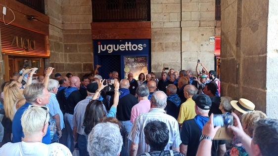 La multitud mostraba su aprecio por la labor de las agrupaciones.
