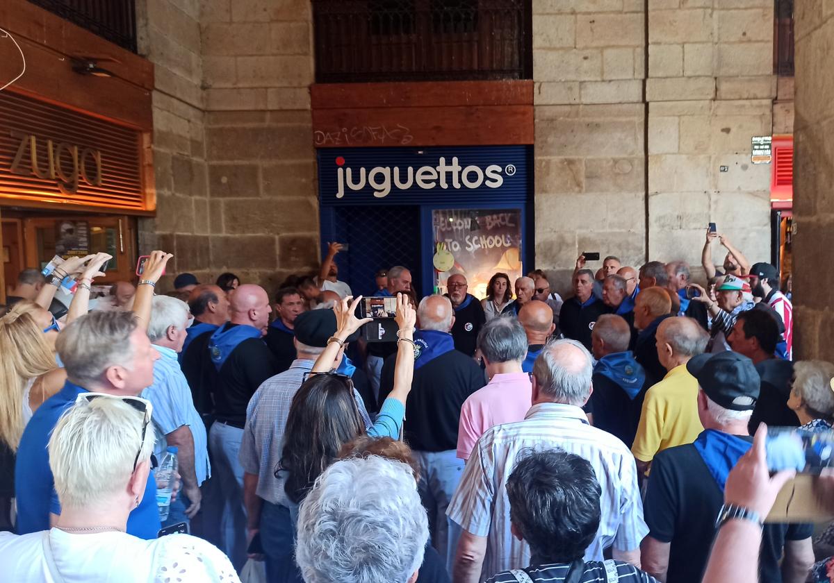 La multitud mostraba su aprecio por la labor de las agrupaciones.