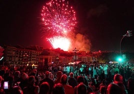 Público concentrado junto al Consistorio presencia los fuegos artificiales en fiestas de Bilbao.