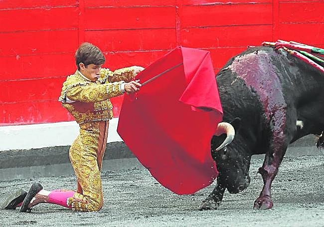 El zaragozano recibe la embestida de rodillas junto a las tablas.