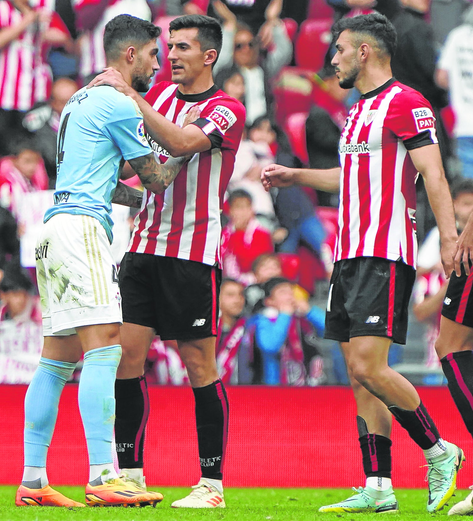 Unai Nuñez, Vivian y Paredes en San Mamés.