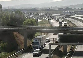 Retenciones en la A-1 a su paso por Vitoria.