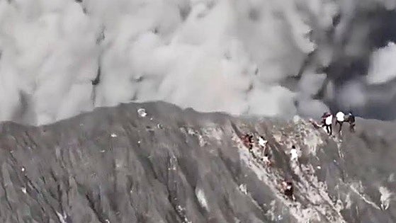 24 escaladores, a punto de morir abrasados por la erupción del volcán Dukono en Indonesia