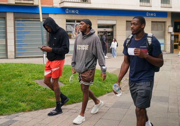 Donta Hall, Trent Forrest y Kamar Baldwin, tras los reconocimientos médicos.