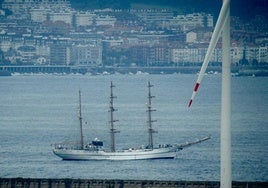 El barco, anclado tras el dique de Punta Lucero y con Castro Urdiales al fondo.