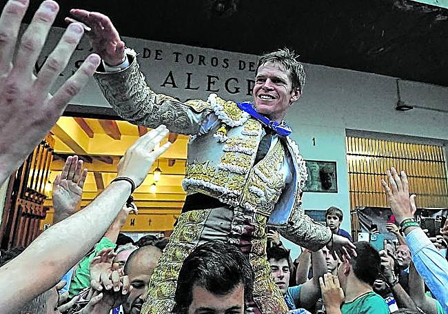 El diestro sevillano agradece la felicitación del público al salir por la puerta grande de Vista Alegre.