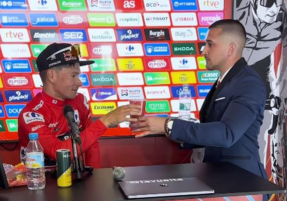 Cristian Ventura sirve un vaso de agua a Roglic, ganador de la cuarta etapa de la Vuelta.