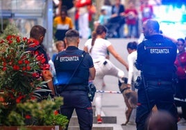 Ertzainas, durante un reciente altercado entre dos familias en una calle de Vitoria.