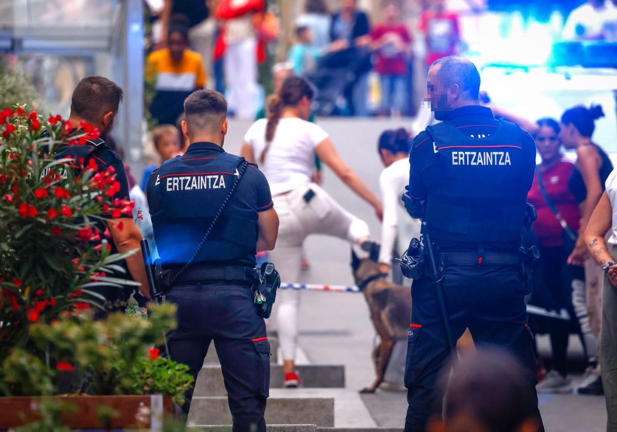 Ertzainas, durante un reciente altercado entre dos familias en una calle de Vitoria.