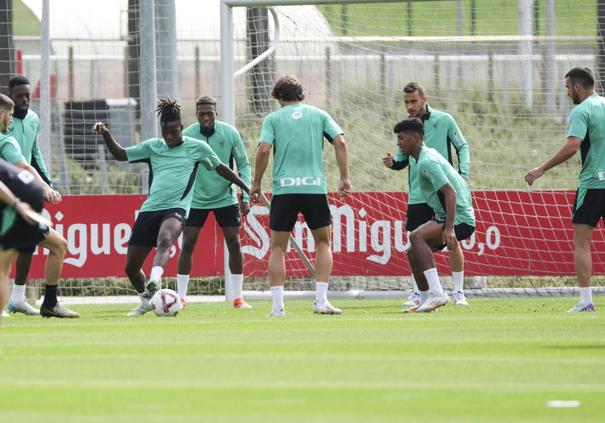 Nico Williams participa en el rondo del entrenamiento de este miércoles en Lezama.