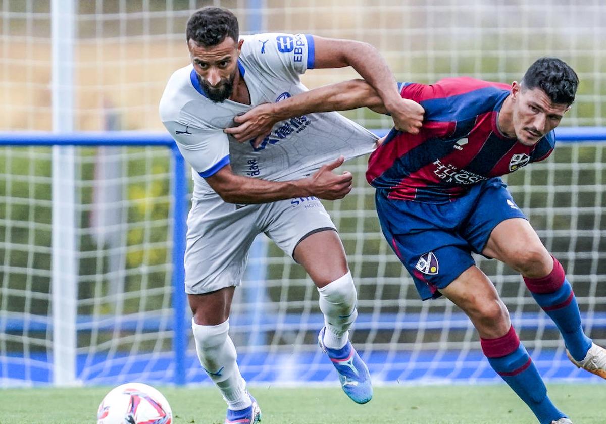 Abde persigue el balón durante el amistoso disputado a principios de mes contra el Huesca.