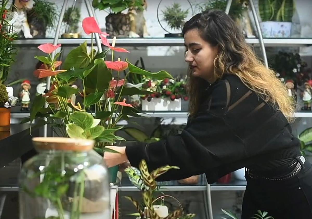 Sonia López, en la que hoy es su floristería