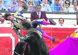 Momento en que Castella es sorprendido por el toro y lanzado por los aires.