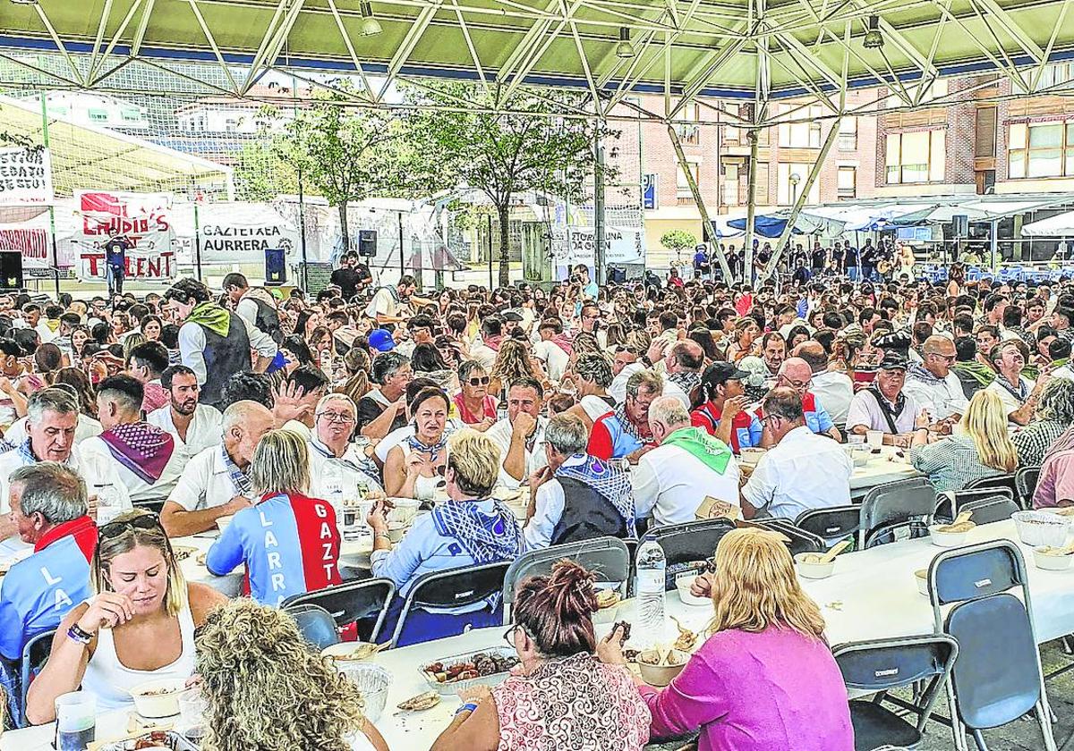 La comida de cuadrillas ha llenado la plaza Aldai con casi 700 personas, más que nunca.