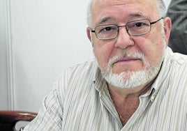 Pablo González de Langarika, con la Pluma de Oro de la Feria del Libro de Bilbao en 2009.