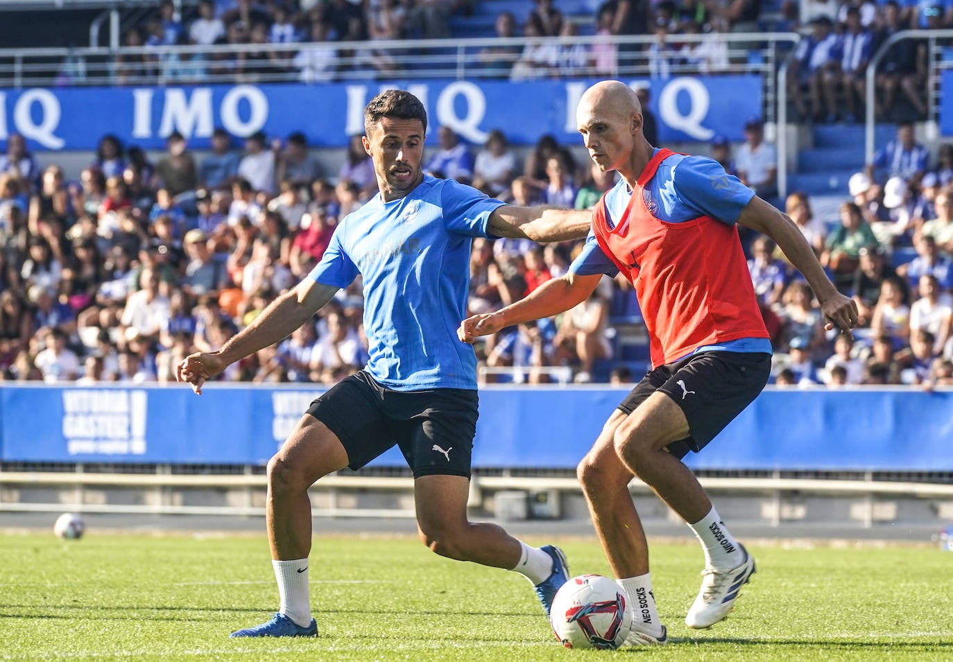 La afición albiazul responde con nota en un entrenamiento a puerta abierta en Mendizorroza