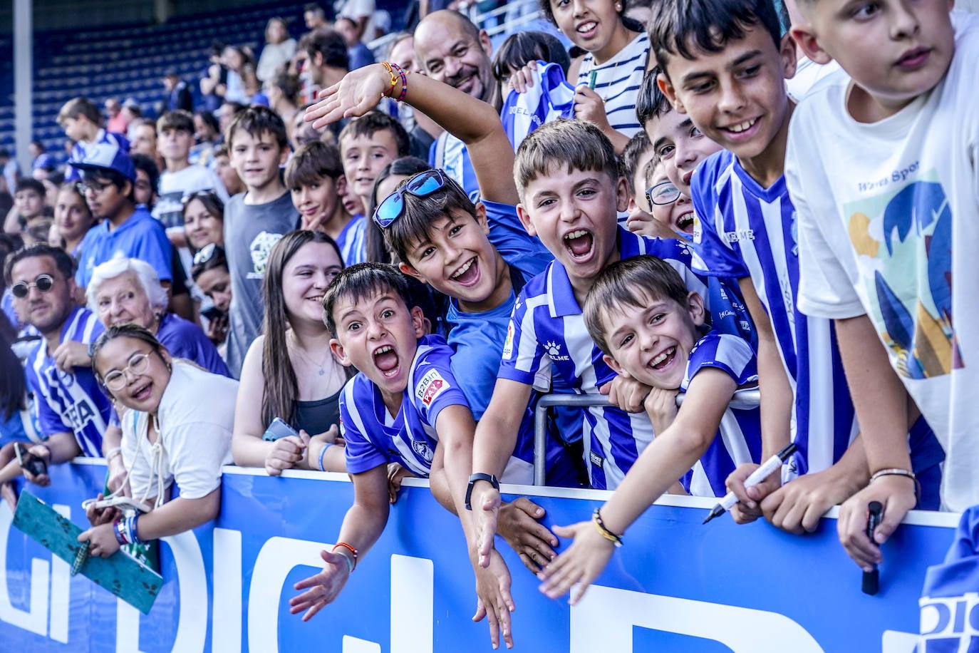 La afición albiazul responde con nota en un entrenamiento a puerta abierta en Mendizorroza