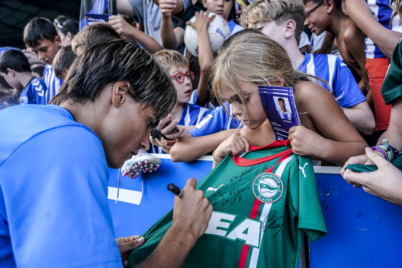 La afición albiazul responde con nota en un entrenamiento a puerta abierta en Mendizorroza