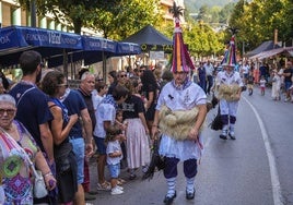 La feria del caserío estuvo muy animada con los Zanpantzar de Zubieta que recorrieron la avenida Zumalakarregi.