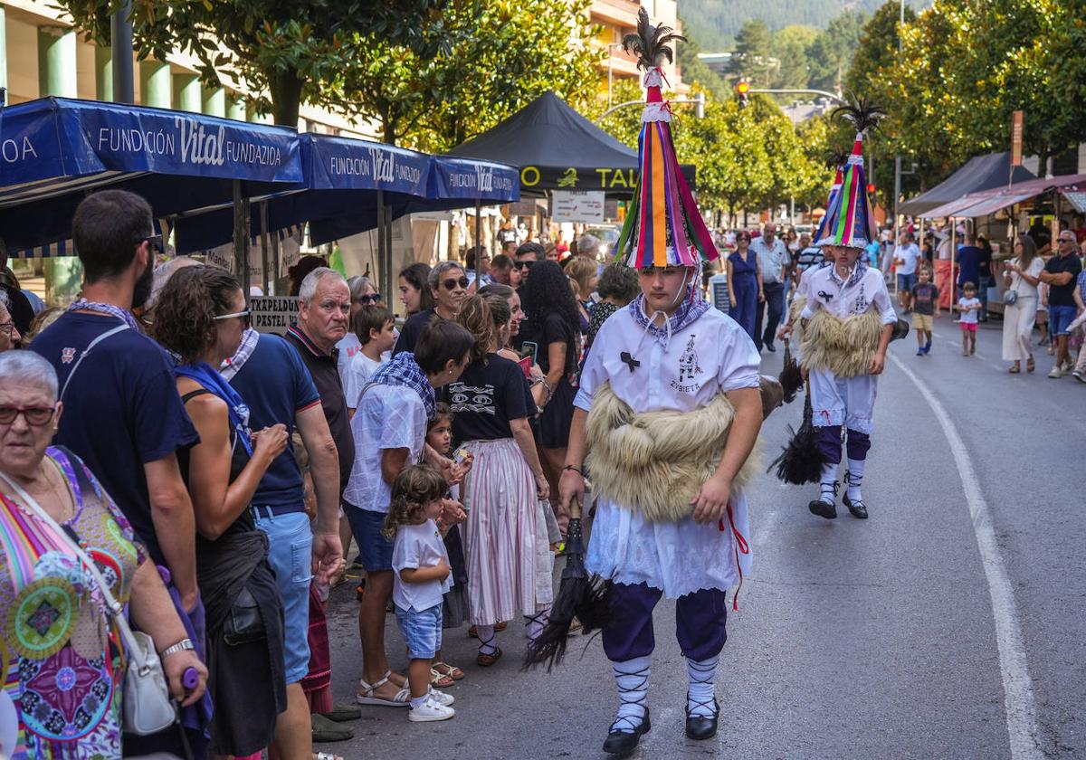 La feria del caserío estuvo muy animada con los Zanpantzar de Zubieta que recorrieron la avenida Zumalakarregi.