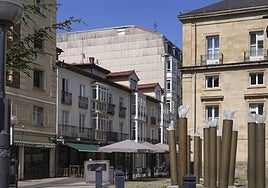 Al fondo, la 'Casa 14', donde se aprecian los desprendimientos de placas.