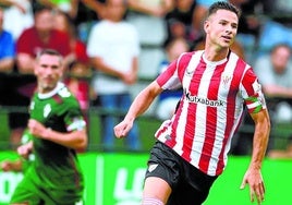 Guruzeta, durante el encuentro contra el Eibar esta pretemporada en el campo de Las Llanas.