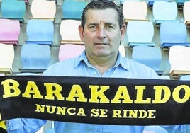 Joseba Núñez con la bufanda del Barakaldo en Lasesarre.