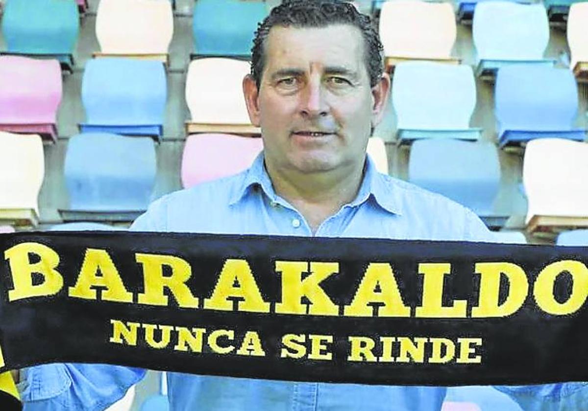 Joseba Núñez con la bufanda del Barakaldo en Lasesarre.