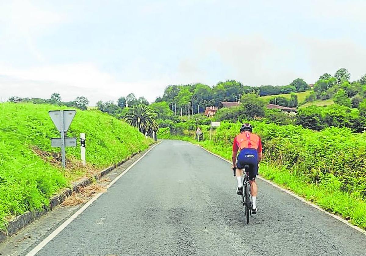 Carretera recta, ancha y asfaltada, pero la subida se hace dura.