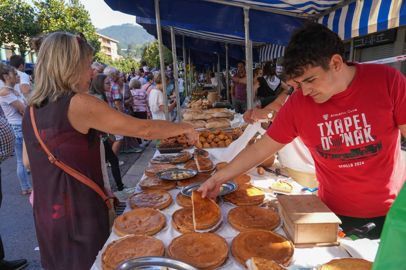 Productos de la tierra para reponer fuerzas en las fiestas de Llodio